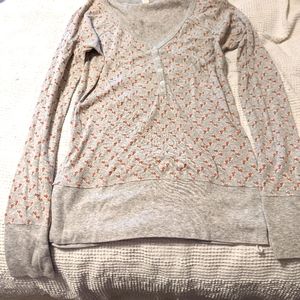 Grey floral long-sleeve v-neck size M t-shirt